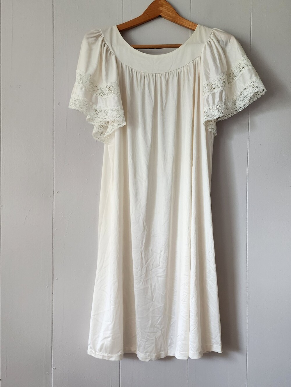 Vintage 60s 70s Cream Polyester Lace Lightweight Pleated Nightgown Medium